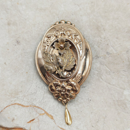 Antieke Victoriaanse zilveren broche met bloemmotief en goudopleg