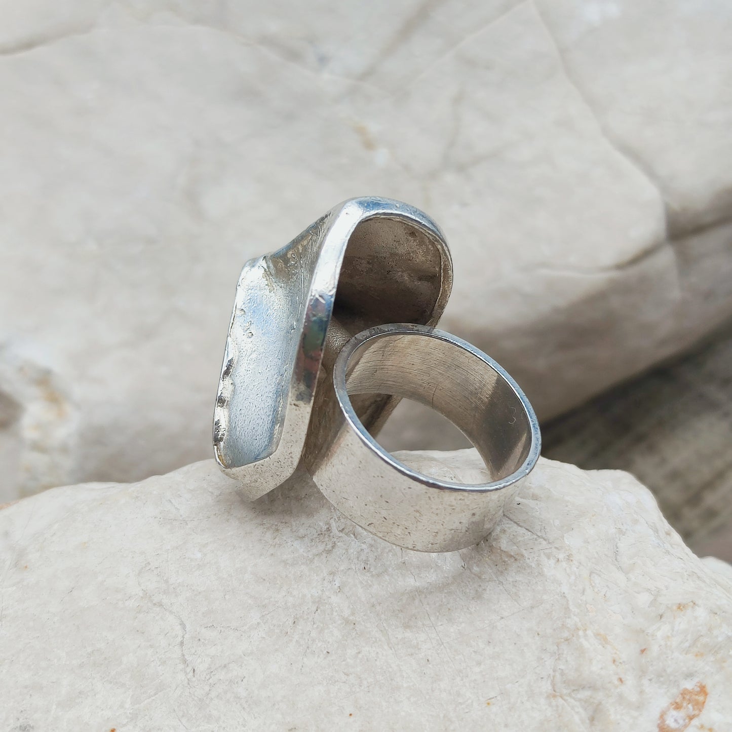 Zijaanzicht van de Lapponia Magmassa ring met brede ringband