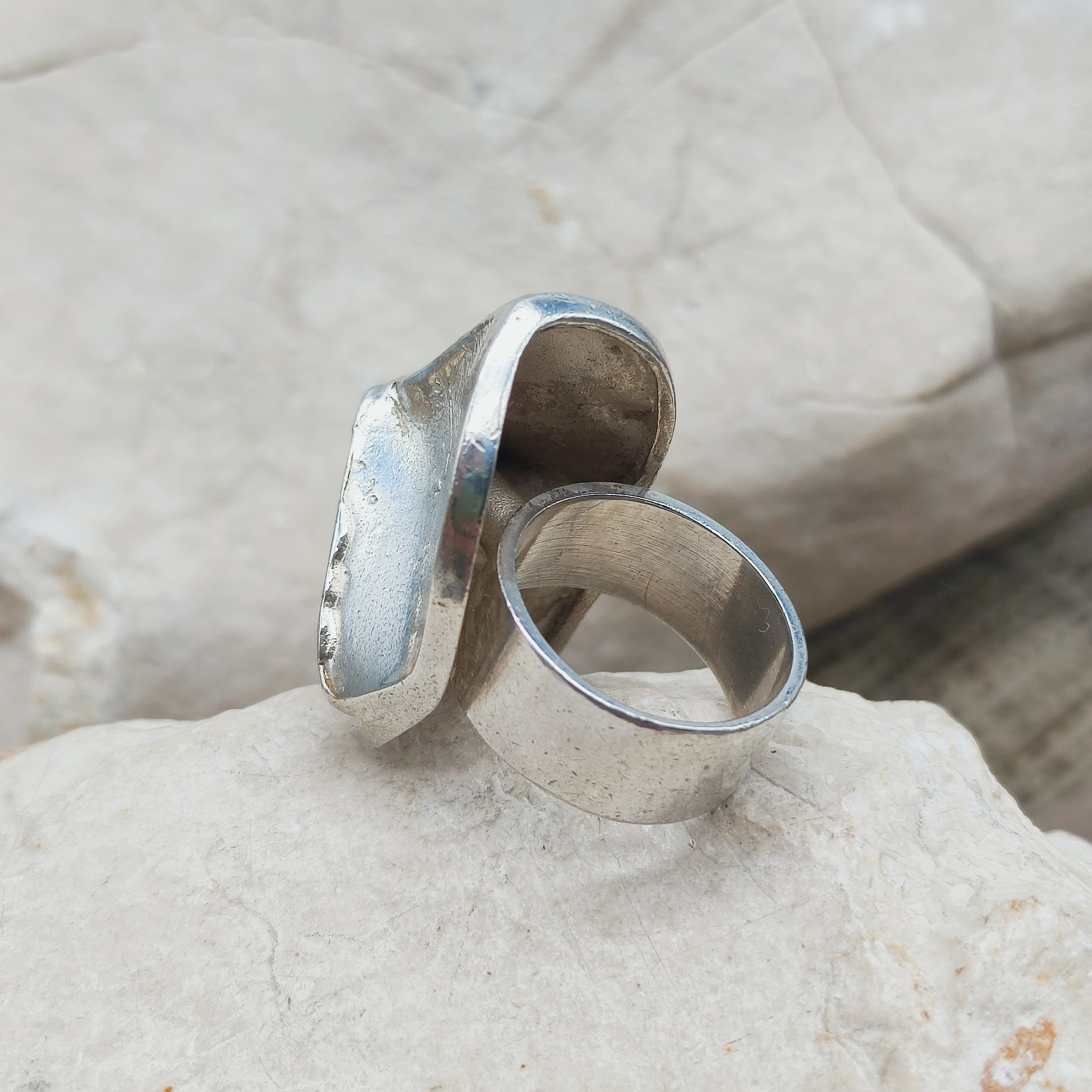 Zijaanzicht van de Lapponia Magmassa ring met brede ringband