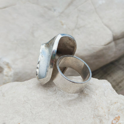 Zijaanzicht van de Lapponia Magmassa ring met brede ringband