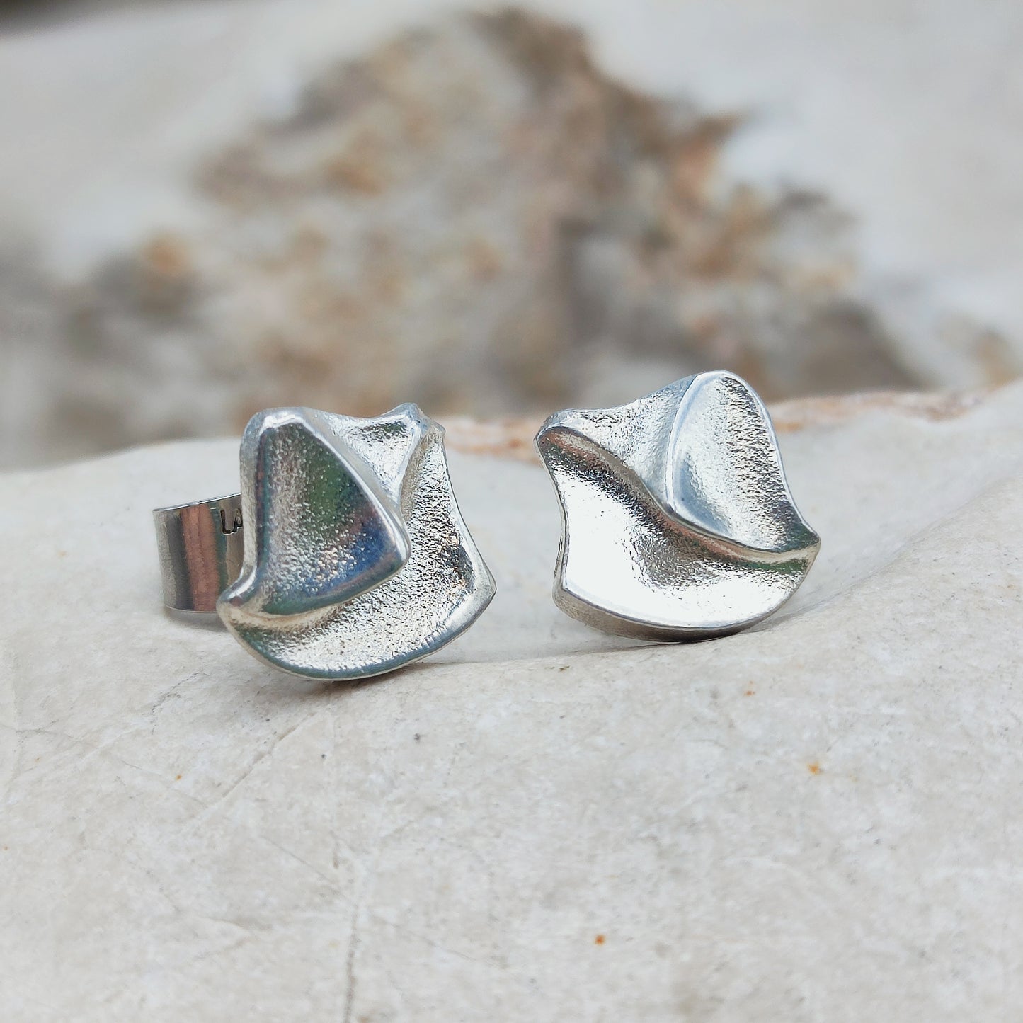 Lapponia Fylgia oorbellen in sterling zilver met spiegelbeeldig ontwerp