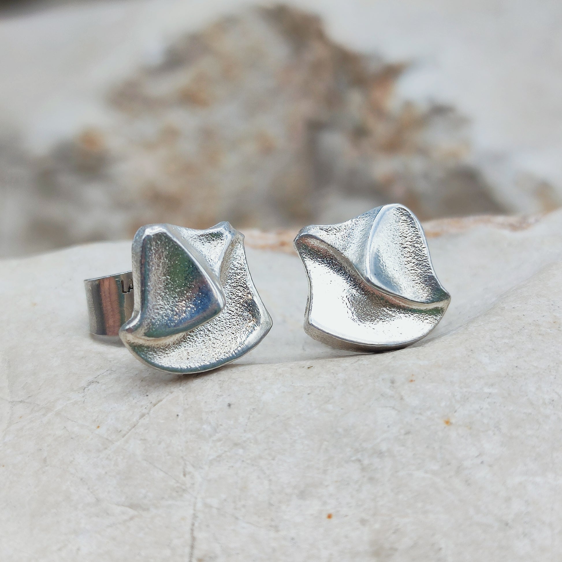 Lapponia Fylgia oorbellen in sterling zilver met spiegelbeeldig ontwerp