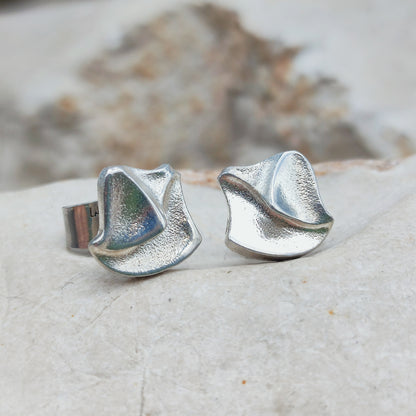 Lapponia Fylgia oorbellen in sterling zilver met spiegelbeeldig ontwerp