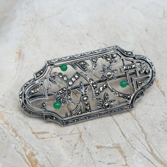 Zilveren Art Deco broche met marcasiet en drie groene cabochons
