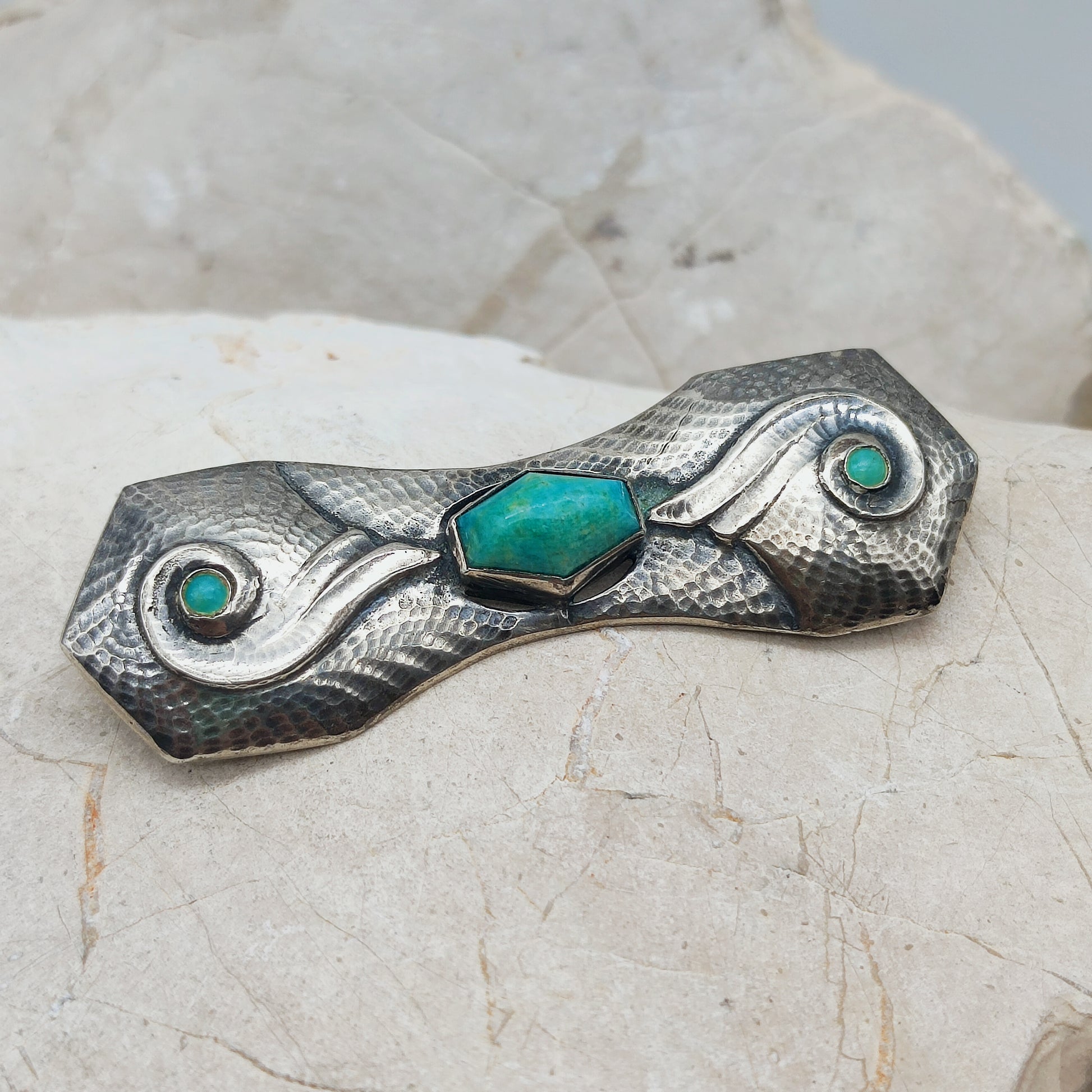 Zilveren Amsterdamse School broche van Gebroeders Reggers met zeshoekige amazoniet