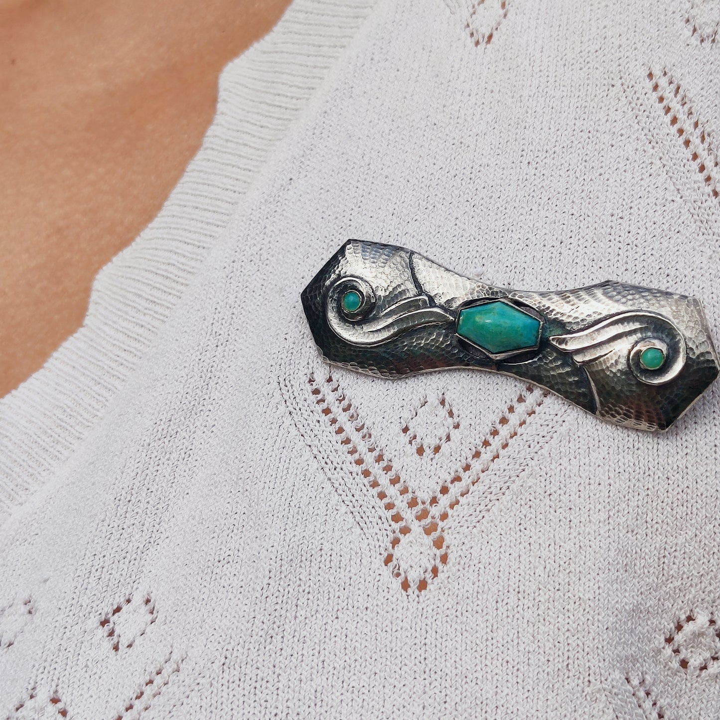 Draagfoto van zilveren Fons Reggers broche uit de periode 1925–1934