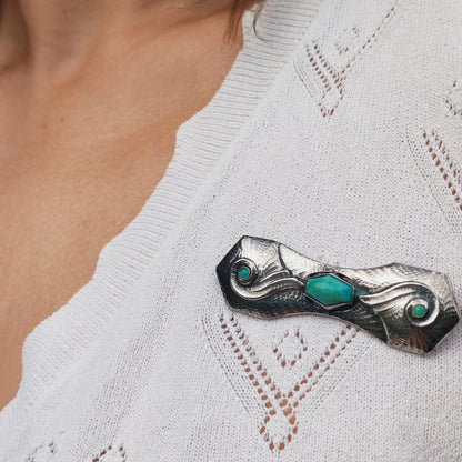 Vintage zilveren amazoniet broche van Gebroeders Reggers gedragen op een witte trui