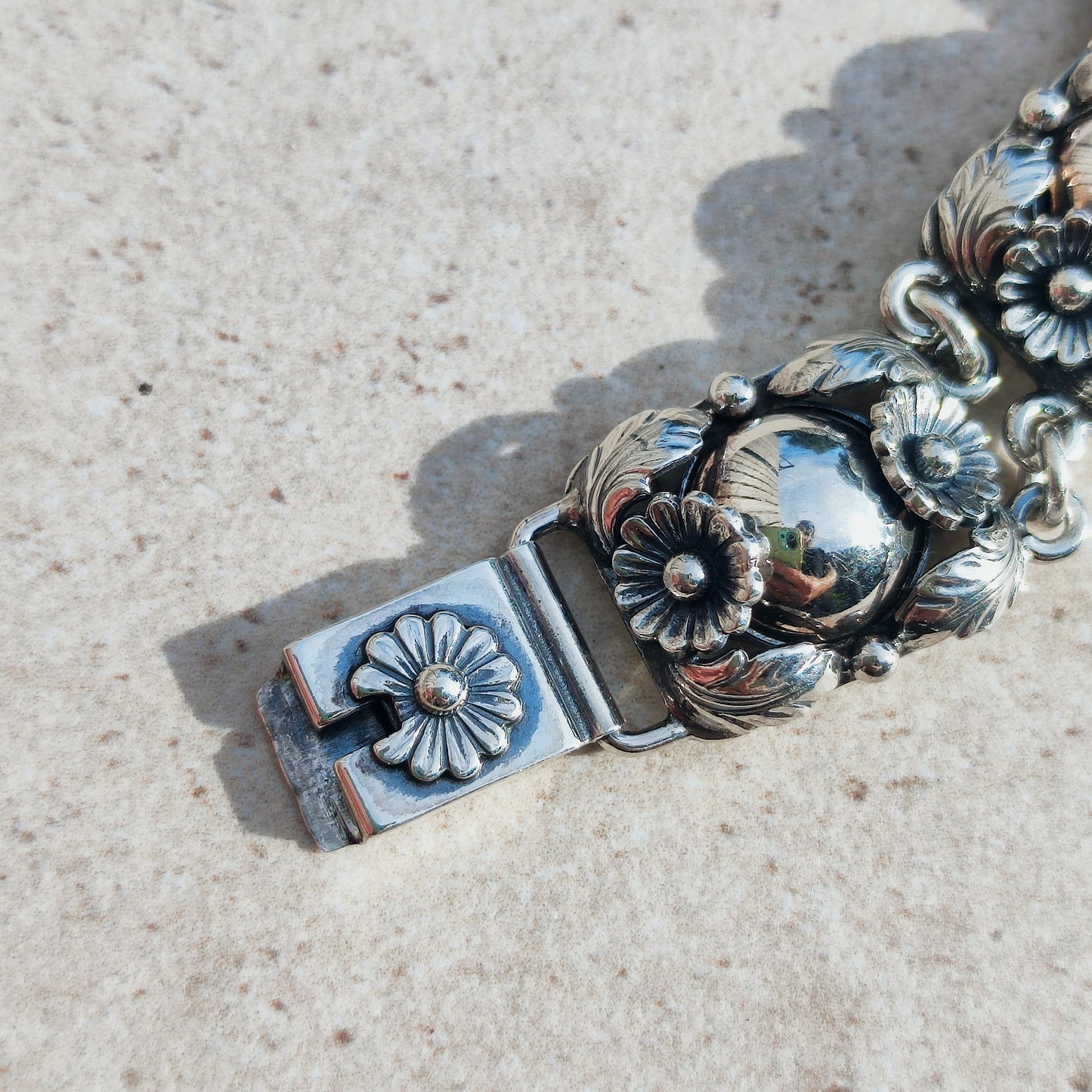 Detail van het bakslot met bloem op een N.E. From armband