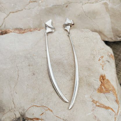 Lange Lapponia Ibis oorstekers in 925 zilver van Zoltan Popovits uit 1991, met slanke gebogen hangers van 8,6 centimeter.