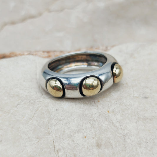URART Celae-ring in gepolijst sterlingzilver met drie verhoogde, bolvormige details van 18 karaat geelgoud.