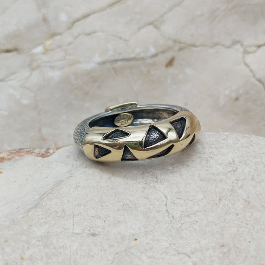 URART ring in geoxideerd 925 zilver met 18-karaats gouden opleg en grafische driehoekmotieven.