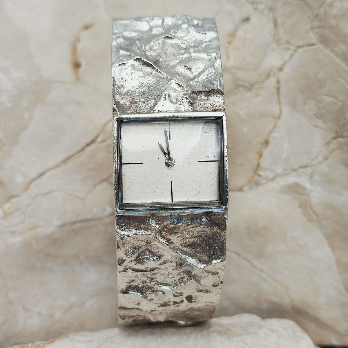 Brutalistisch sterling zilveren armbandhorloge uit 1975 van Matti J. Hyvärinen voor Sirokoru met een brede, organisch gestructureerde horlogeband.