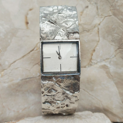 Brutalistisch sterling zilveren armbandhorloge uit 1975 van Matti J. Hyvärinen voor Sirokoru met een brede, organisch gestructureerde horlogeband.
