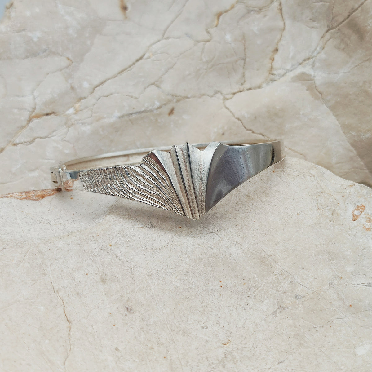 Zilveren Snowfly cuffarmband van Matti J. Hyvärinen voor Sirokoru met geribbelde, matte en hoogglans gepolijste vlakken.