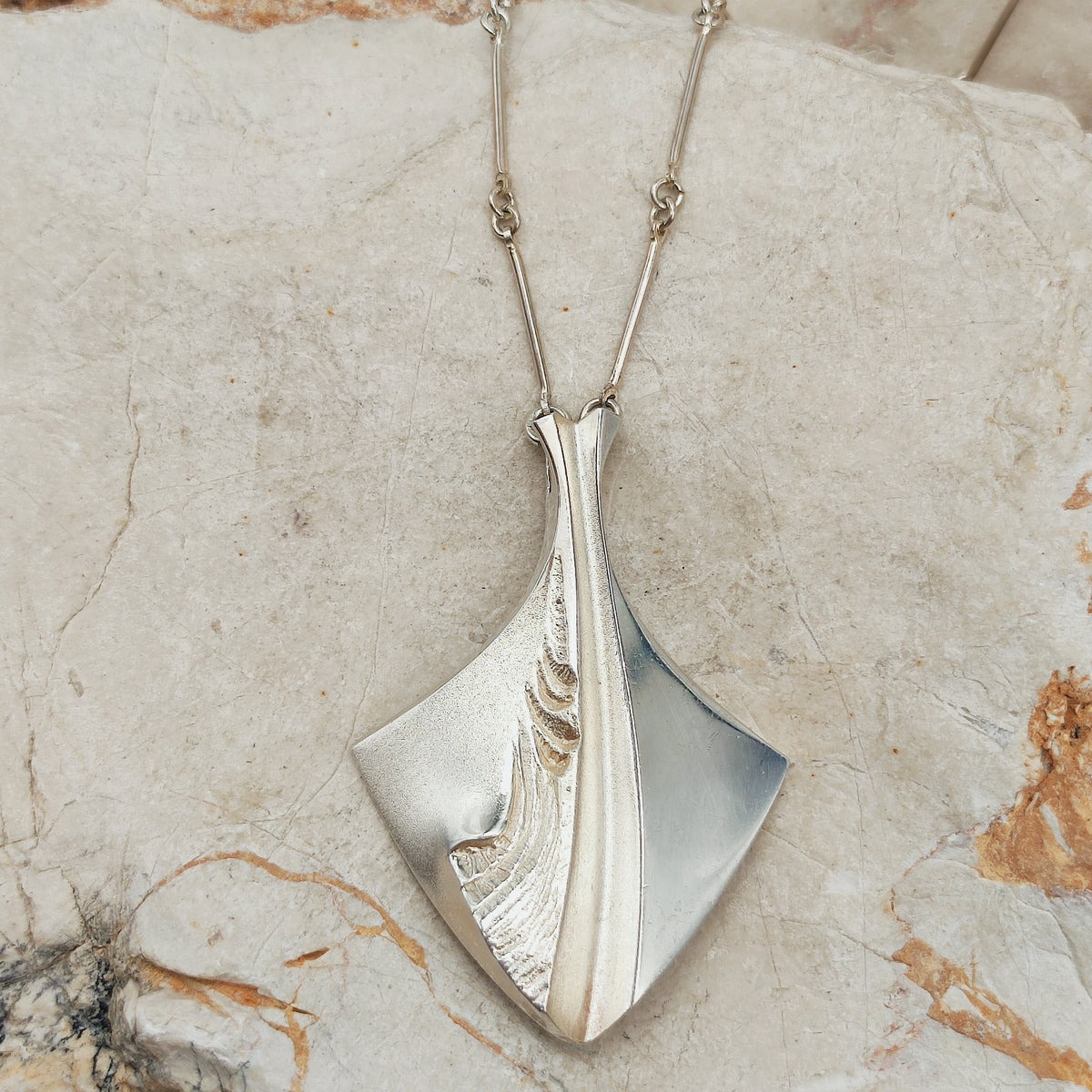 Ongebruikte Chilled Champagne sterling zilveren ketting van Matti J. Hyvärinen voor Sirokoru met grote sculpturale hanger en staafjesketting.