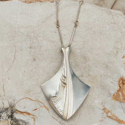 Ongebruikte Chilled Champagne sterling zilveren ketting van Matti J. Hyvärinen voor Sirokoru met grote sculpturale hanger en staafjesketting.
