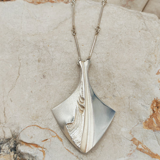 Ongebruikte Chilled Champagne sterling zilveren ketting van Matti J. Hyvärinen voor Sirokoru met grote sculpturale hanger en staafjesketting.
