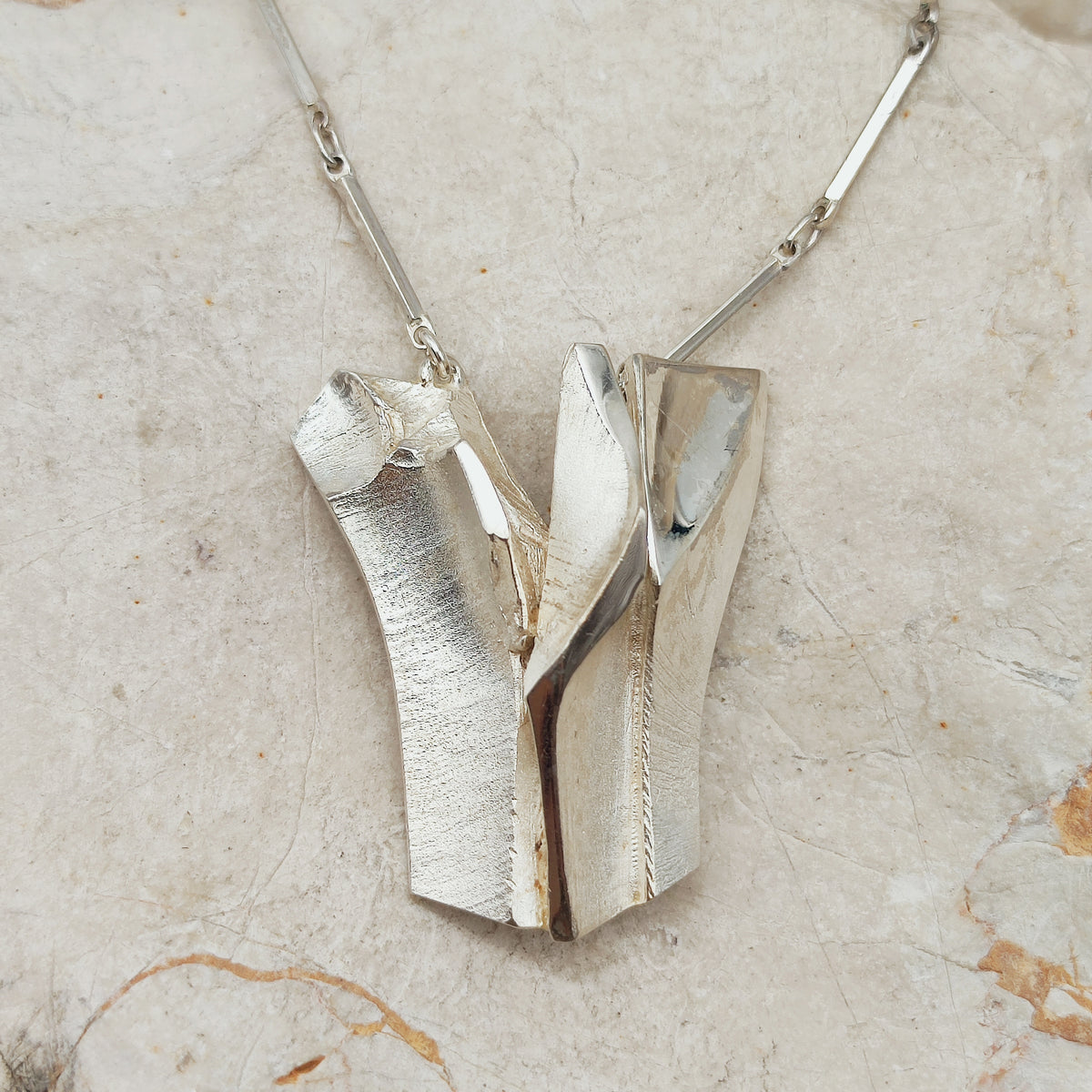 Vintage Raspail sterling zilveren ketting van Matti J. Hyvärinen voor Sirokoru met een sculpturale brutalistische hanger en staafjesketting.