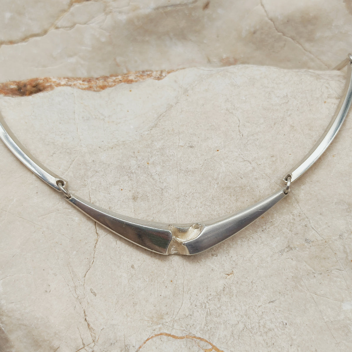 Modernistische sterling zilveren ketting van Matti J. Hyvärinen voor Sirokoru met gebogen geometrische schakels en abstract middendeel.