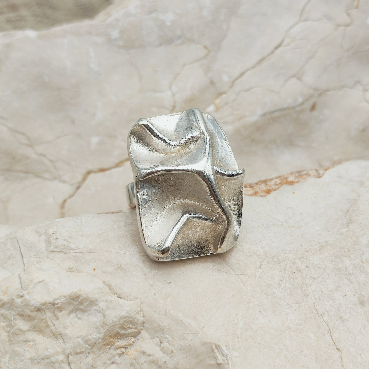 Grote vintage Dancer-ring uit 1973 van Matti J. Hyvärinen voor Sirokoru met abstract sculpturaal reliëf.