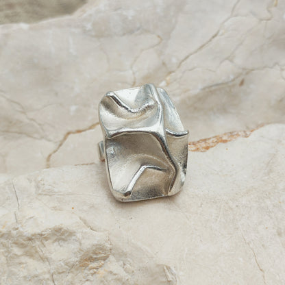 Grote vintage Dancer-ring uit 1973 van Matti J. Hyvärinen voor Sirokoru met abstract sculpturaal reliëf.