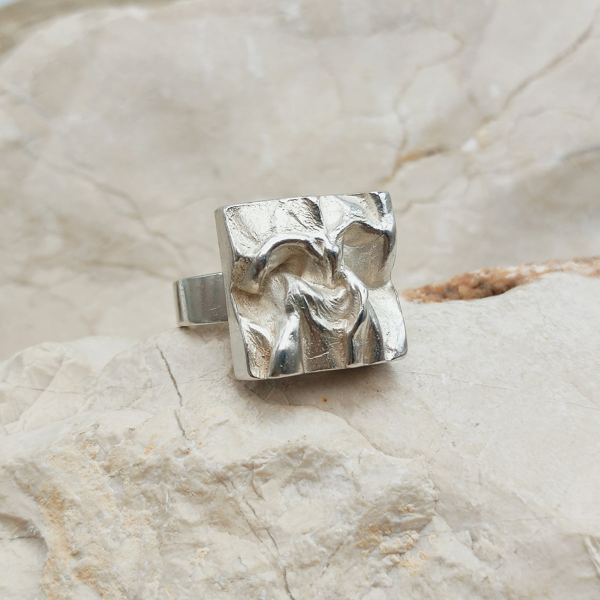 Verstelbare vintage sterling zilveren ring uit 1976 van Matti J. Hyvärinen voor Sirokoru met vierkante sculpturale bovenkant.