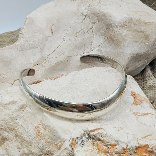 Brede sterling zilveren spangketting van Erik Dennung voor Buch + Deichmann, hoog en nauw rond de hals gedragen