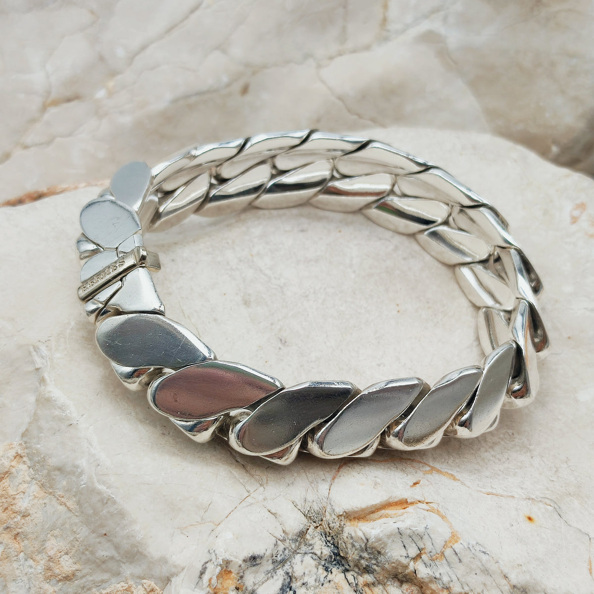Vintage Hermès Fersen-armband in sterling zilver met overlappende platte gourmetteschakels en een witgouden sluitingsdetail