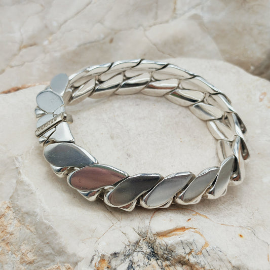 Vintage Hermès Fersen-armband in sterling zilver met overlappende platte gourmetteschakels en een witgouden sluitingsdetail