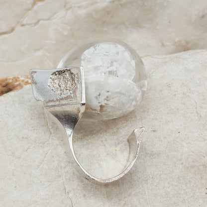 Vintage Lapponia Petrified Lake-ring uit 1971 van Björn Weckström, in sterling zilver met een grote transparante en witte acrylvorm.