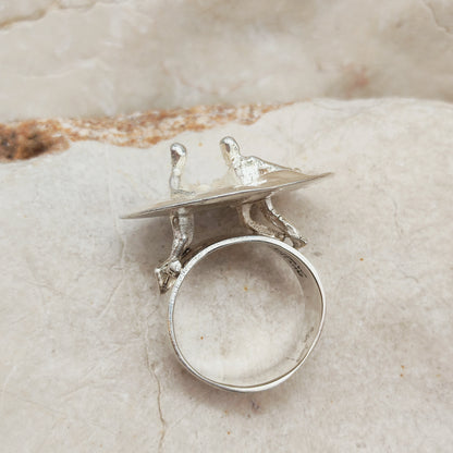 Vintage Galactic Dance-ring van Lapponia uit 1971, ontworpen door Björn Weckström, met twee dansende figuren op een gematteerde zilveren plaat.