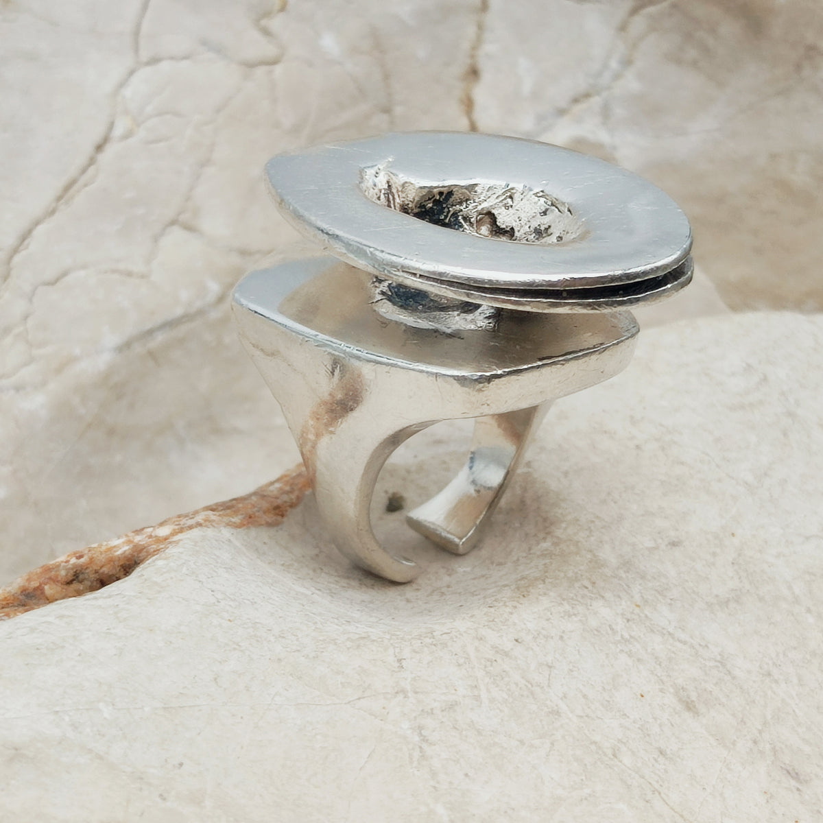 Zware vintage Lapponia ring uit 1972 van Poul Havgaard in sterling zilver, met een grote ovale bovenkant en organische open uitsparing.
