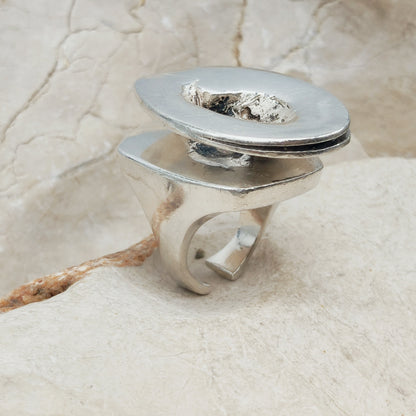 Zware vintage Lapponia ring uit 1972 van Poul Havgaard in sterling zilver, met een grote ovale bovenkant en organische open uitsparing.