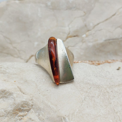Lapponia Descriptive ring van Poul Havgaard in sterling zilver met een verhoogde strook cognackleurige amber, uit 2002, maat 54.