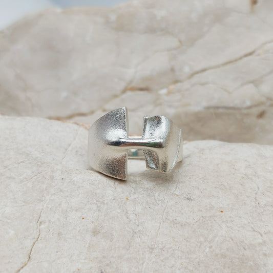 Zilveren Lapponia Styks-ring uit 2008 van Björn Weckström, met gematteerde open vlakken en een glad gepolijste gebogen verbinding.