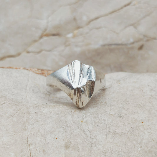 Vintage Lapponia-ring uit 1988 in sterling zilver met een breed hoekig front, openwaaierende groeven en gevouwen vlakken, maat 53,5.