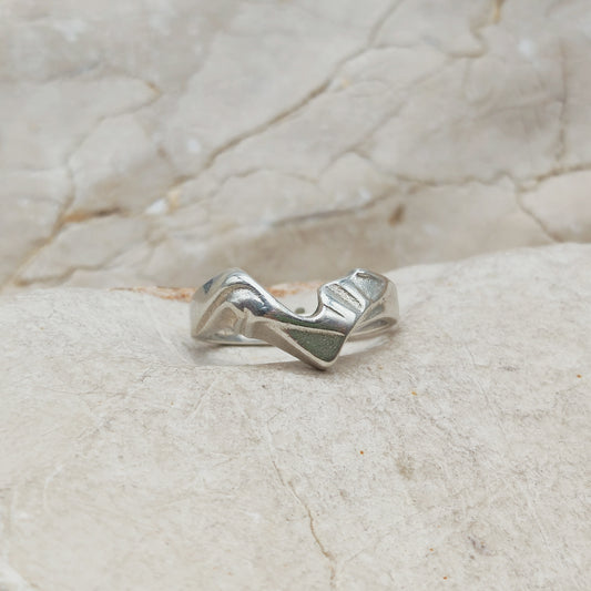 Vintage sterling zilveren Hebe-ring van Björn Weckström voor Lapponia uit 1988, met een V-vormige en deels gematteerde bovenzijde.