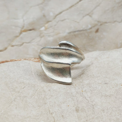 Lapponia Tango-ring in sterling zilver van Zoltan Popovits met twee golvende, overlappende zilveren vormen, ringmaat 51.