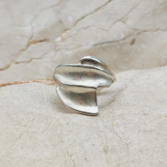 Lapponia Tango-ring in sterling zilver van Zoltan Popovits met twee golvende, overlappende zilveren vormen, ringmaat 51.