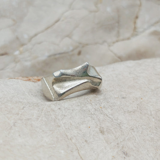 Vintage sterling zilveren Mira-ring van Lapponia uit 1989, ontworpen door Björn Weckström, met een gematteerd sculpturaal reliëf.