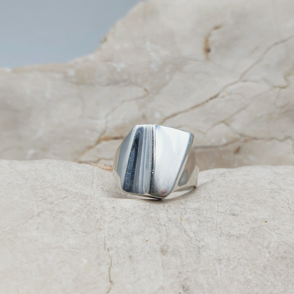 Vintage Lapponia ring uit 1984 in sterling zilver met een gladde voorzijde in twee verschillende hoogtes, ringmaat 53.