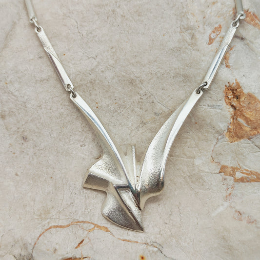 Lapponia Bambu-ketting van Zoltan Popovits uit 2010, in sterling zilver met langwerpige schakels en een abstracte geïntegreerde hanger.