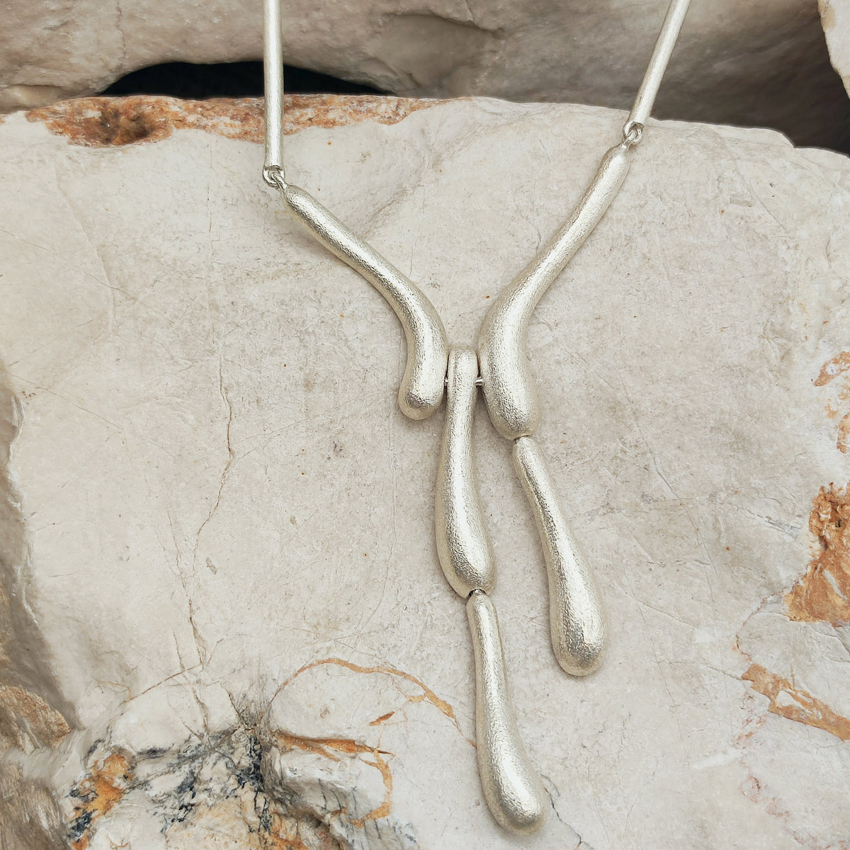 Lapponia Ice Drops-ketting van Chao-Hsien Kuo uit 2009, met asymmetrisch bewegende zilveren druppels en een matte zijdeglans.