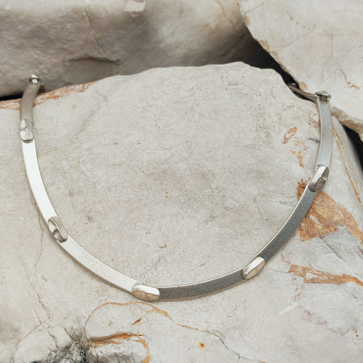 Korte vintage Lapponia Labyrinth-ketting van Björn Weckström in sterling zilver, gedateerd 1987 en 38 cm lang.