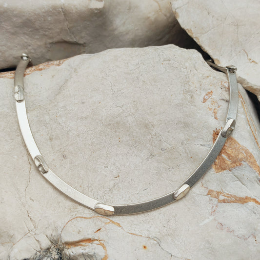 Korte vintage Lapponia Labyrinth-ketting van Björn Weckström in sterling zilver, gedateerd 1987 en 38 cm lang.