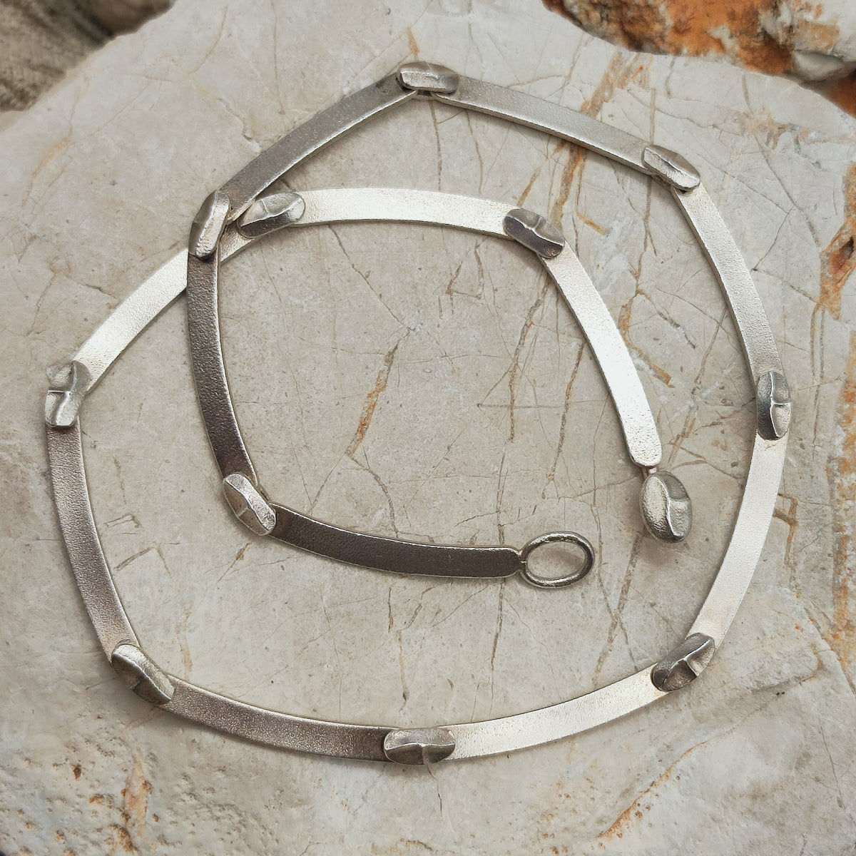 Korte vintage Lapponia Labyrinth-ketting van Björn Weckström uit 1978, in sterling zilver met originele togglesluiting.