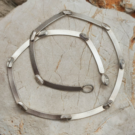 Korte vintage Lapponia Labyrinth-ketting van Björn Weckström uit 1978, in sterling zilver met originele togglesluiting.
