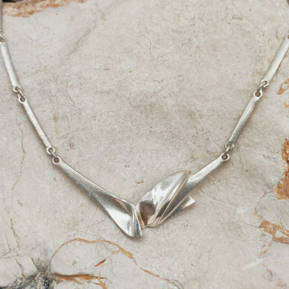 Vintage Lapponia Hespera-ketting in sterling zilver uit 1988, ontworpen door Zoltan Popovits, met een organisch gevouwen middenstuk.
