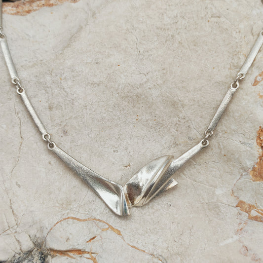 Vintage Lapponia Hespera-ketting in sterling zilver uit 1988, ontworpen door Zoltan Popovits, met een organisch gevouwen middenstuk.
