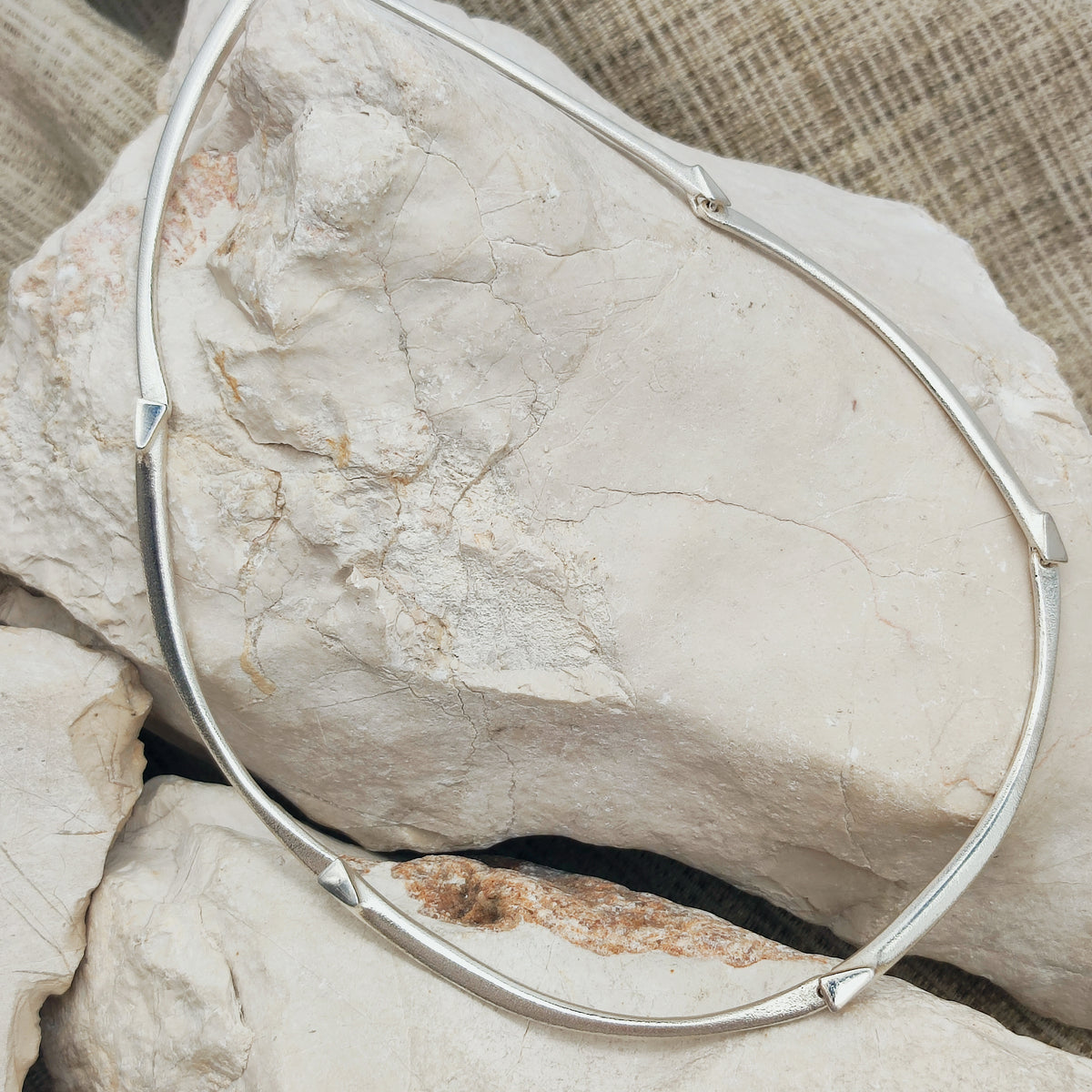 Lapponia Arcturus-ketting van Zoltan Popovits uit 2022, in sterling zilver met gebogen matte schakels en gepolijste driehoekige details.